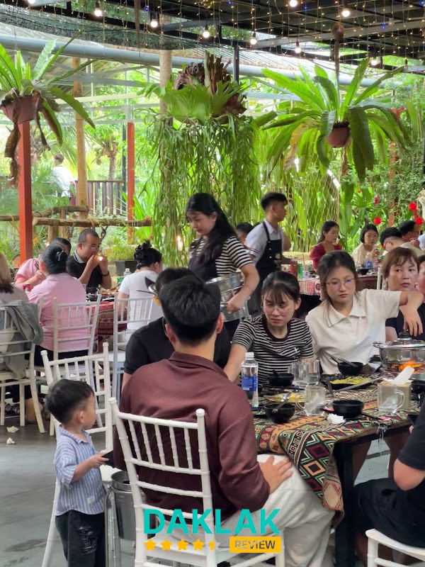 Sách và văn phòng phẩm tại Nhà sách Giáo dục