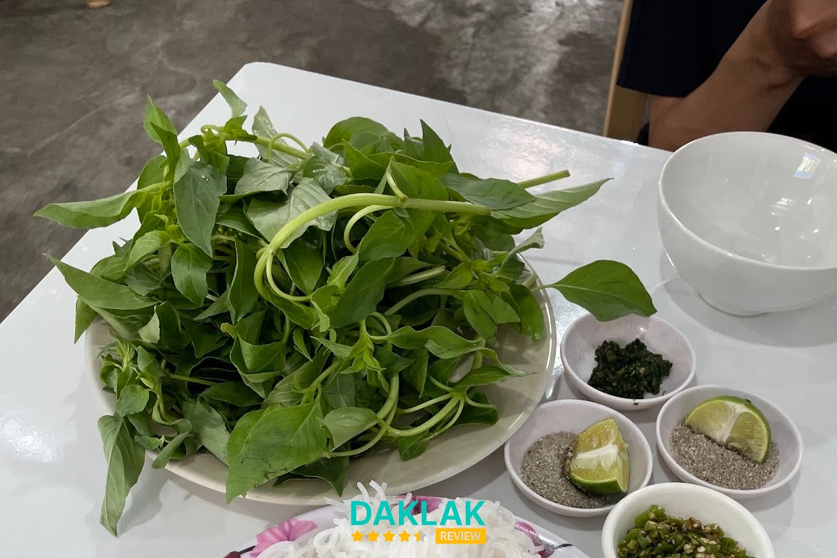 Món lẩu gà lá é tại Tao Ngộ Tuy Hòa