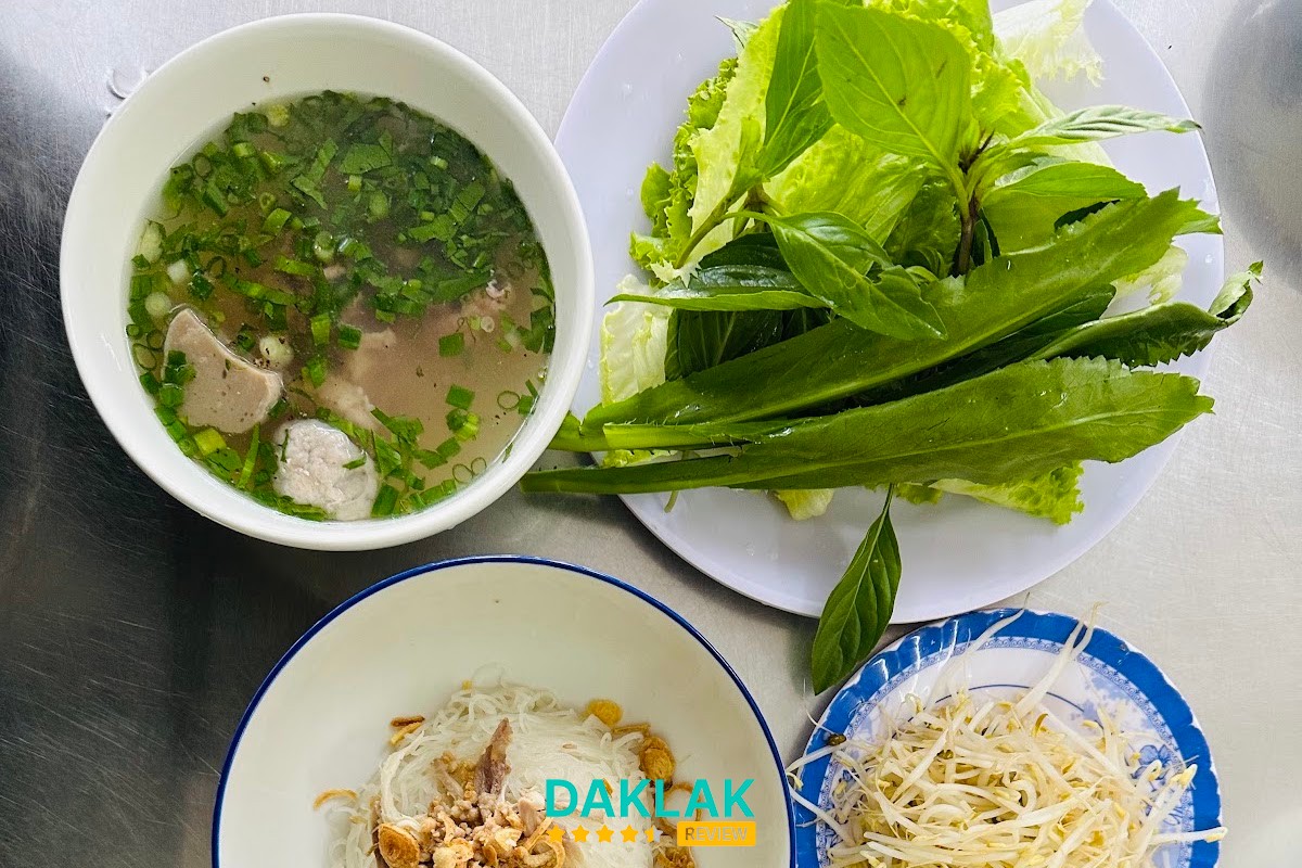 Không gian Phở Khô Út Nga