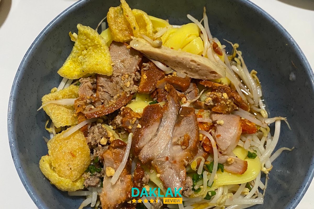 Cao lầu tại Quán Ông Tư BMT