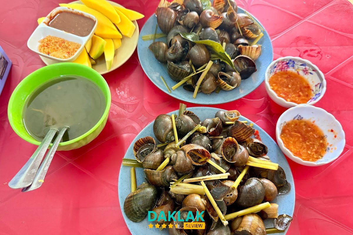 Món ăn vặt tại Ốc Nóng Cô Phương