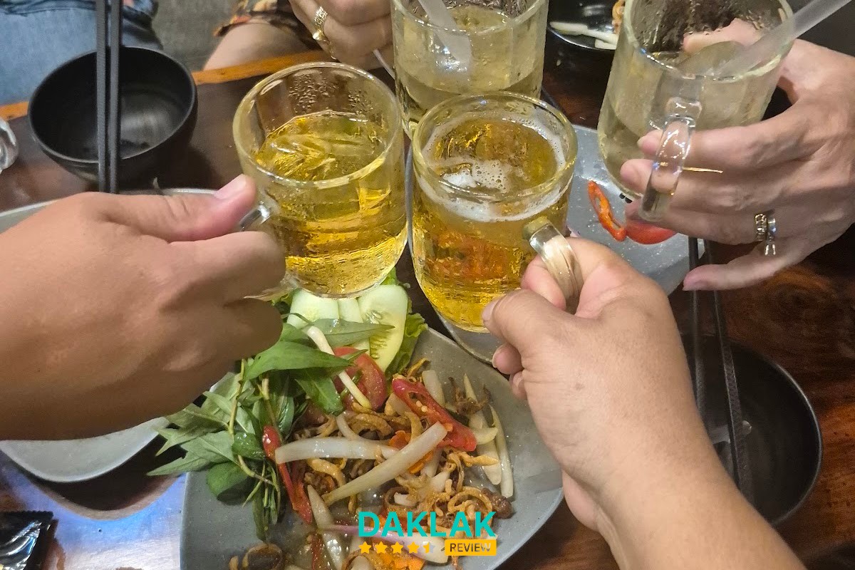 Bia và không gian BEER 12:00 Buôn Ma Thuột