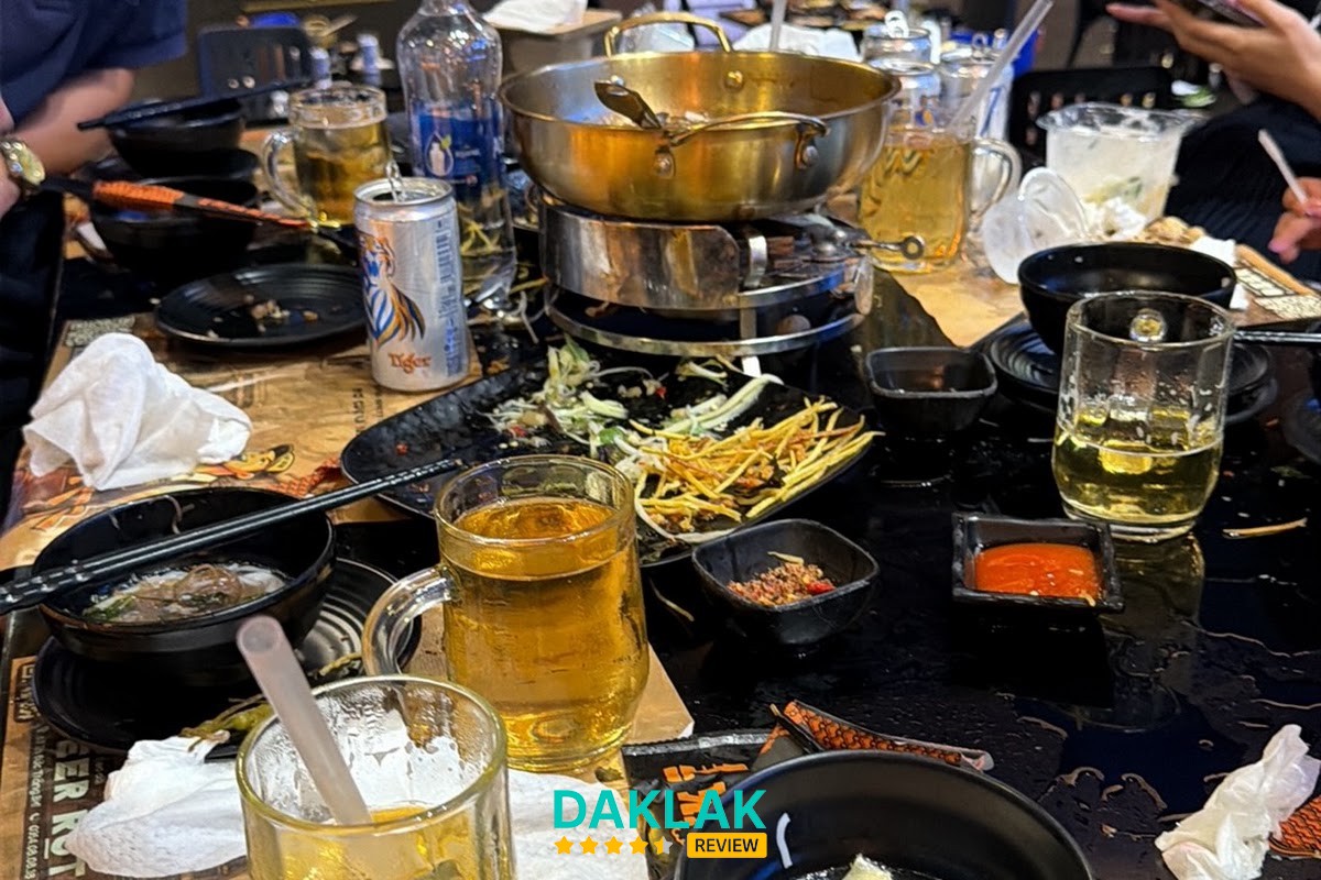Đồ ăn và bia tại TukTuk Beer BMT