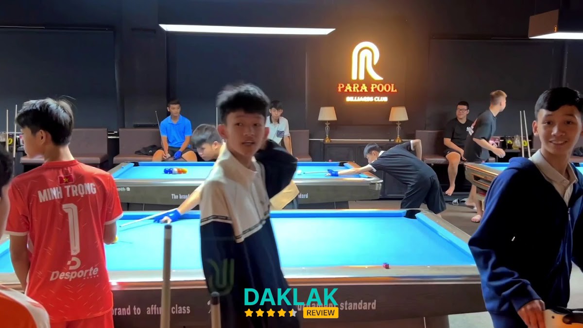 Bàn tại PARA POOL Billiards Club
