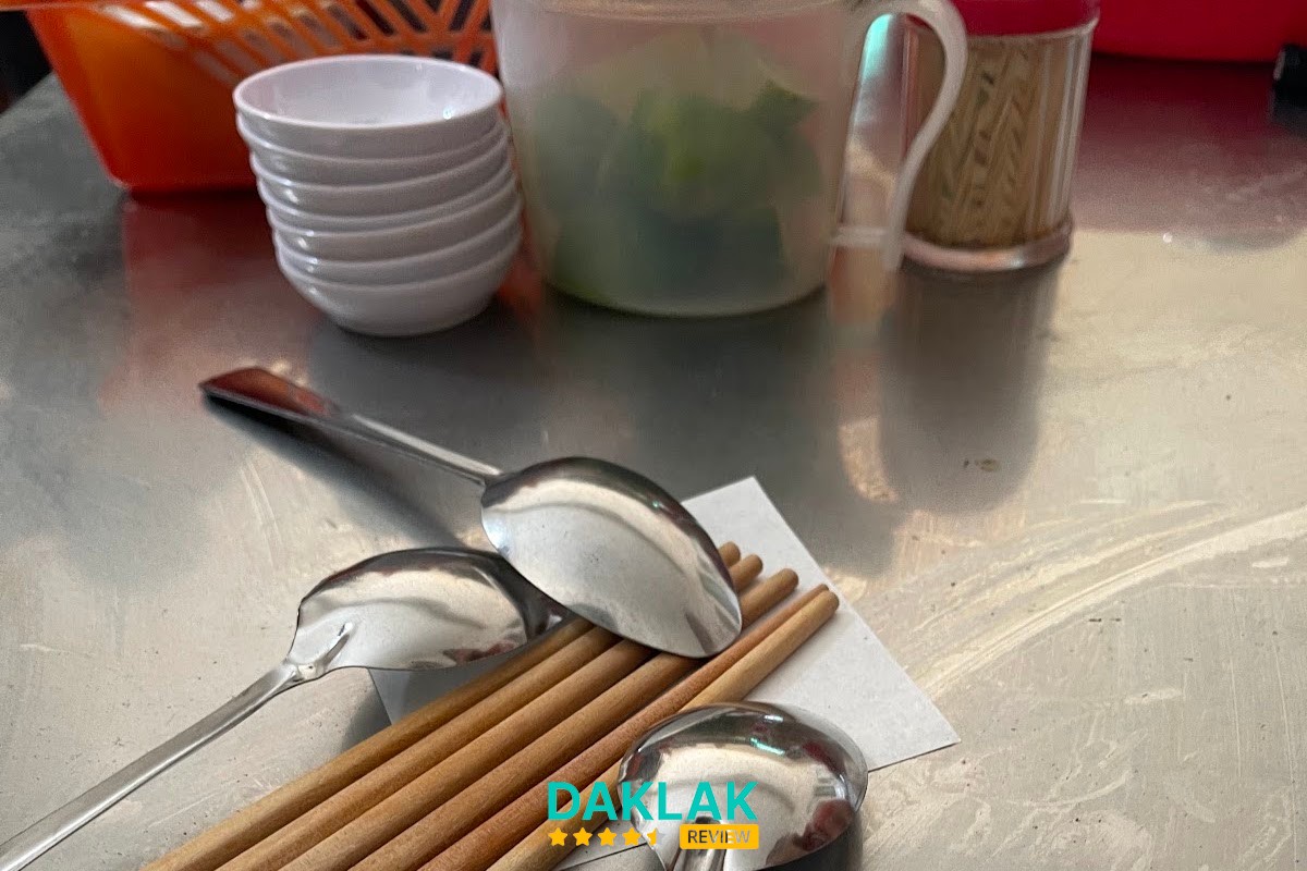 Món ăn và topping tại Bún bò Huế Sông Hương Tuy Hòa