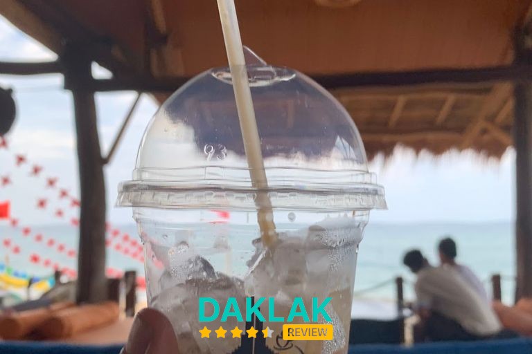 Không gian sát biển tại Coffee Ayaru Nghinh Phong