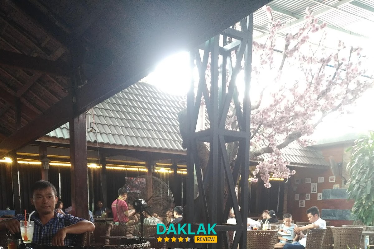 Khu vực ngồi Huy Tùng Coffee Tuy Hòa