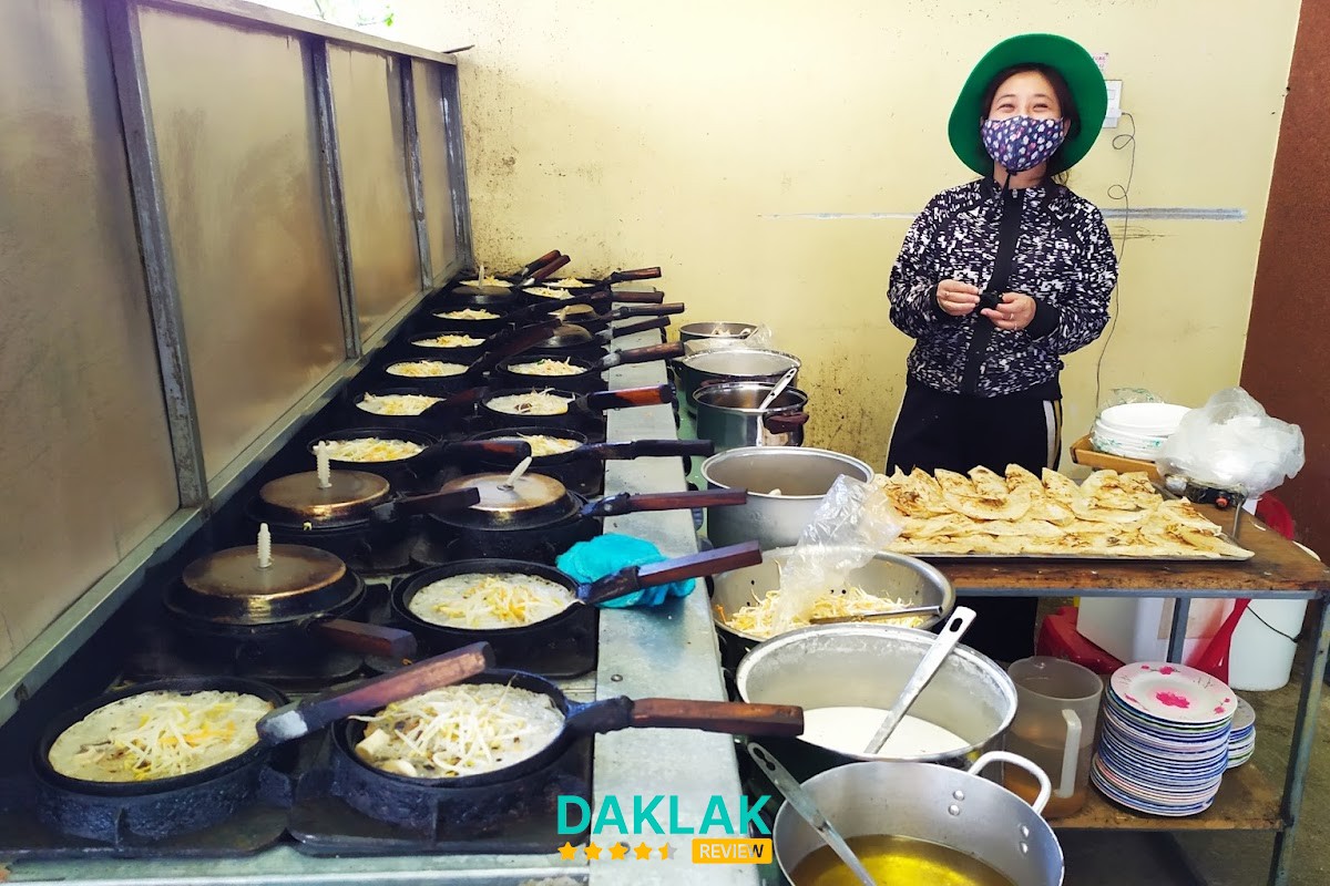 Phần bánh xèo chay và rau sống