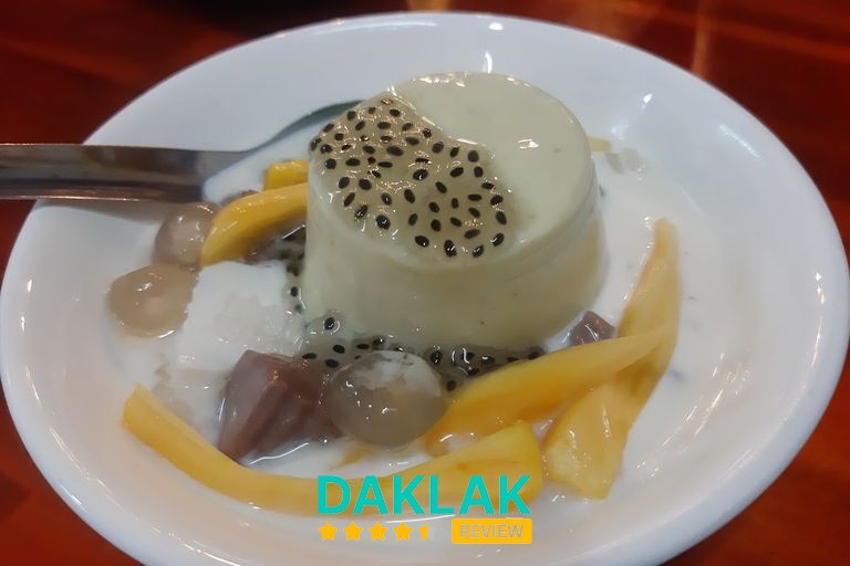 Chè thạch và nước cốt dừa tại Chè Hà Nội