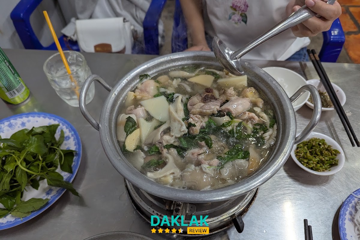 Không gian Lẩu Gà Lá É Tao Ngộ