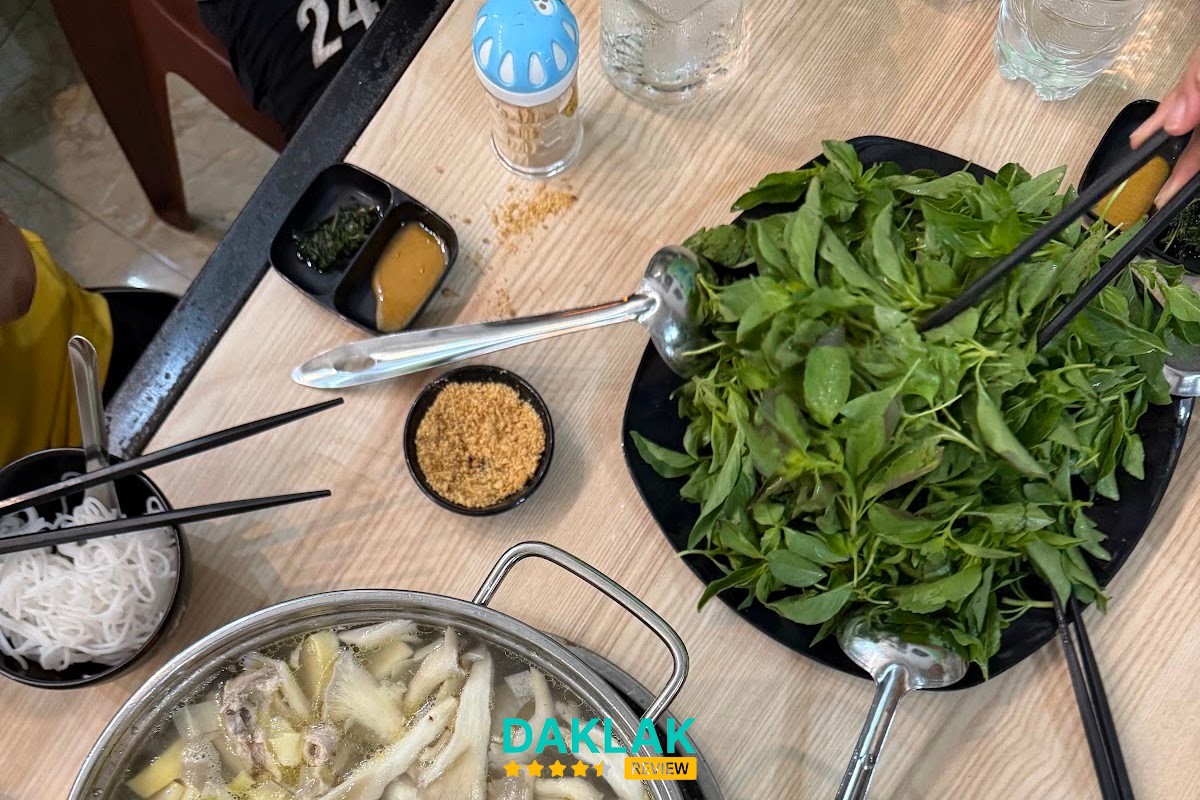 Không gian Gà Bắp Lá É Nẫu Ngon