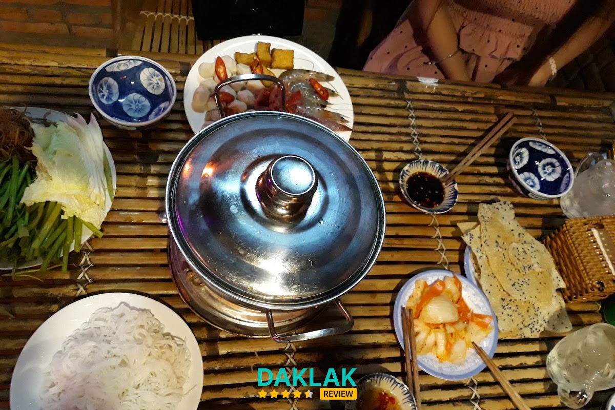 Không gian Bistro Hoa Sơn Tửu
