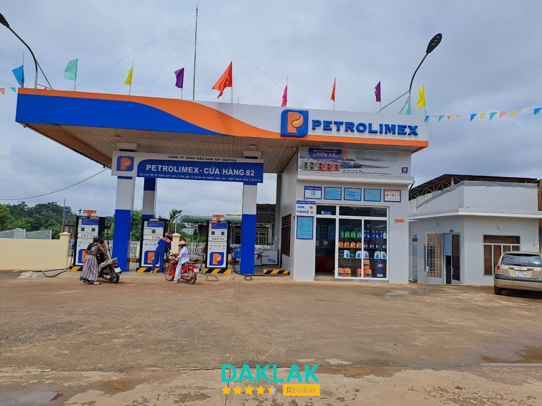 Khu vực đổ xăng Petrolimex Số 82