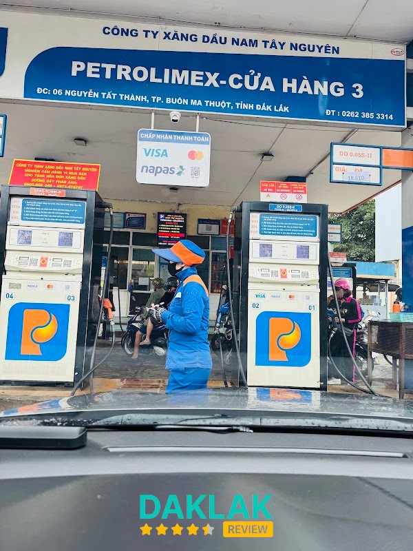 Khu vực đổ xăng Petrolimex Số 03