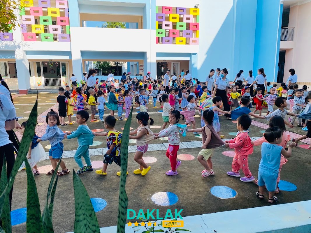 Khuôn viên Mầm Non Hoa Việt Nguyên